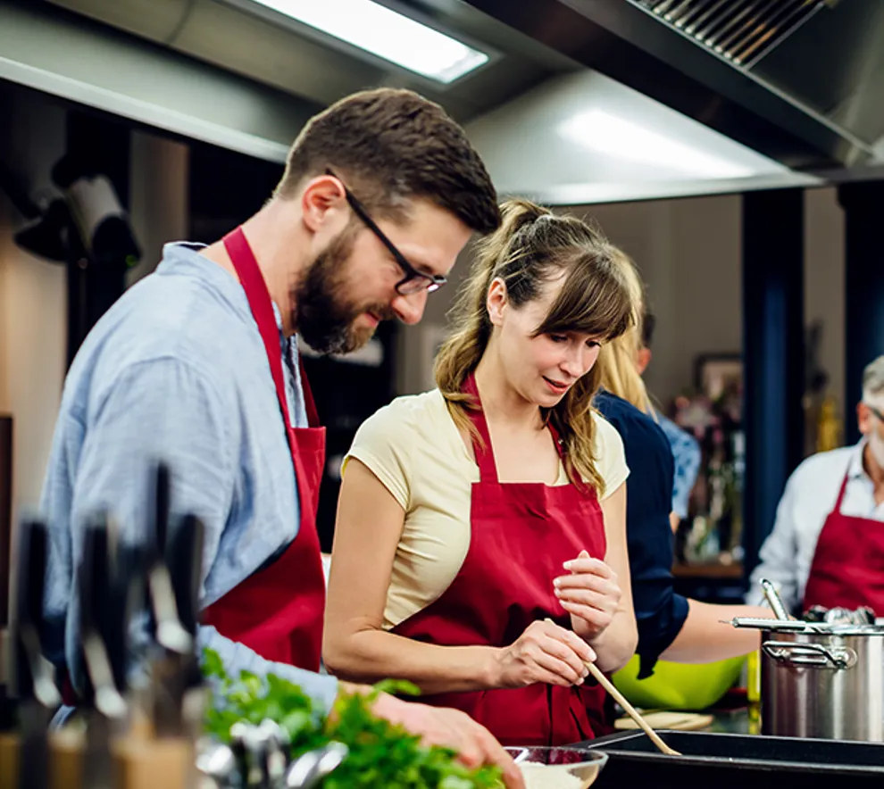 Le persone cucinano nei corsi di cucina