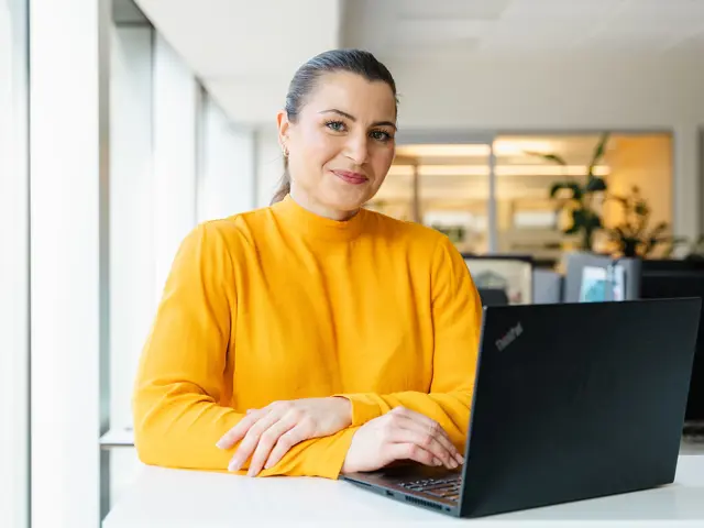 Elisabet Haugsbø i kontorlandskap 