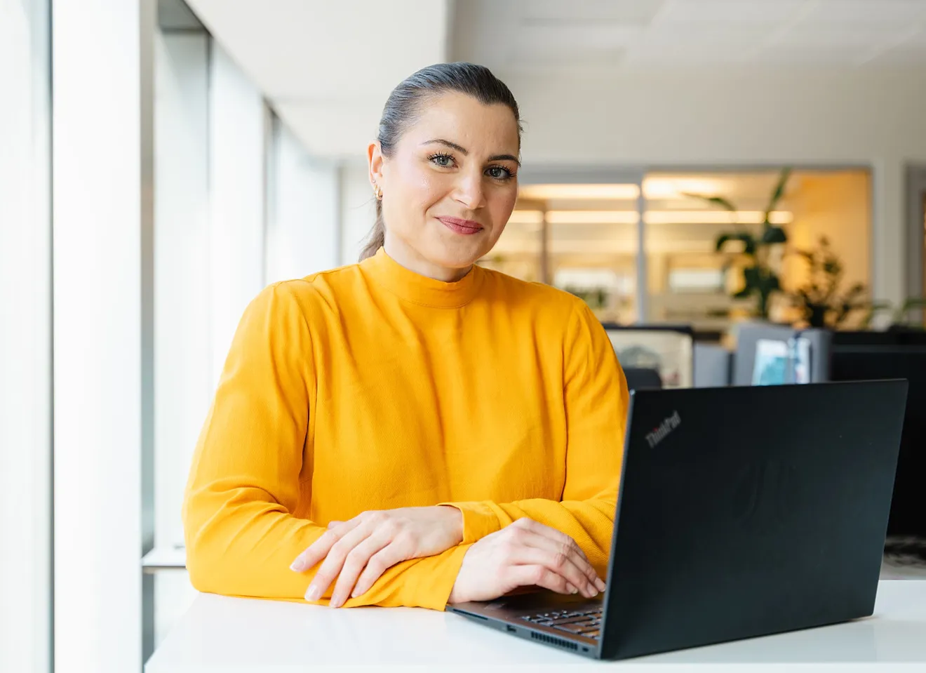 Elisabet Haugsbø i kontorlandskap