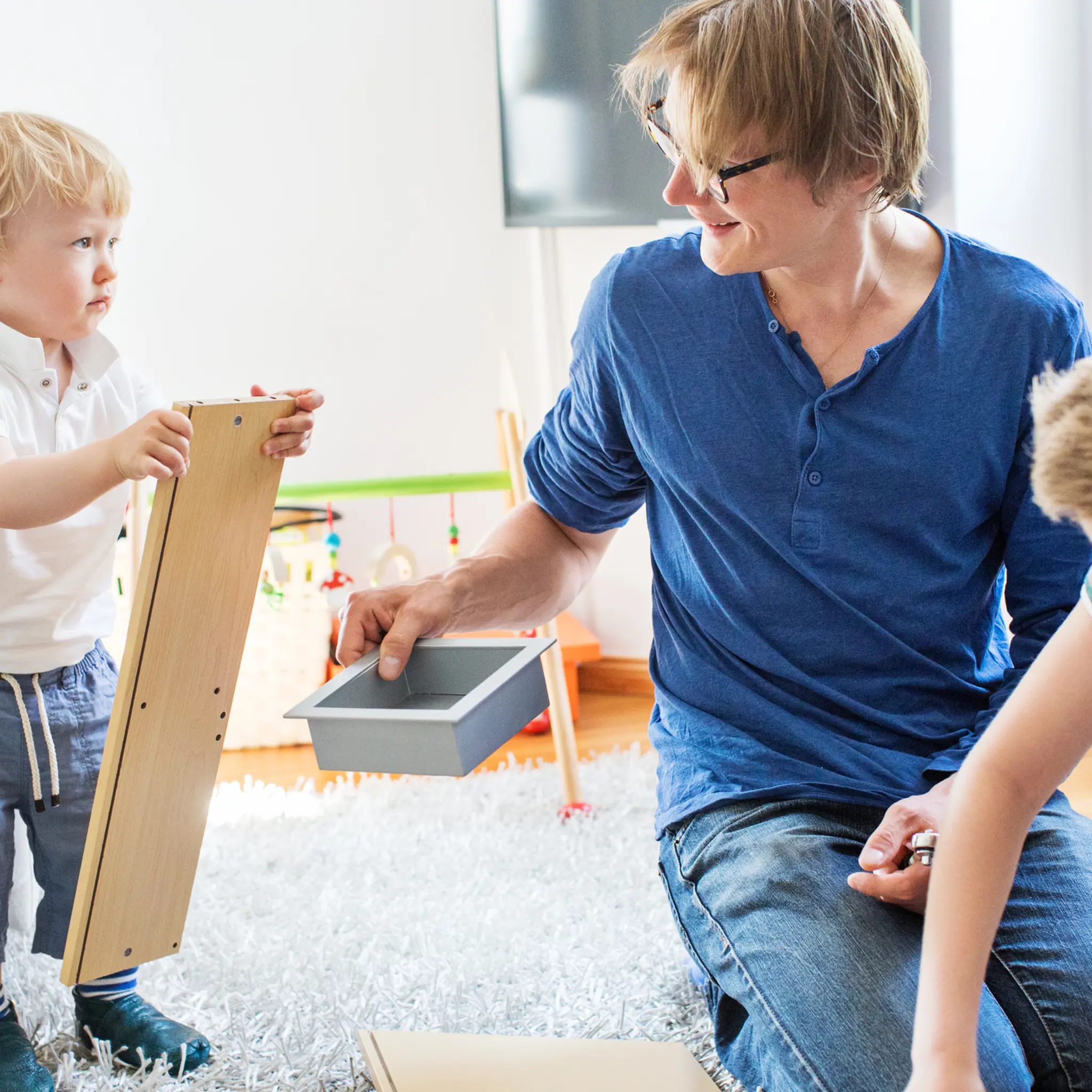 mann og to barn leker