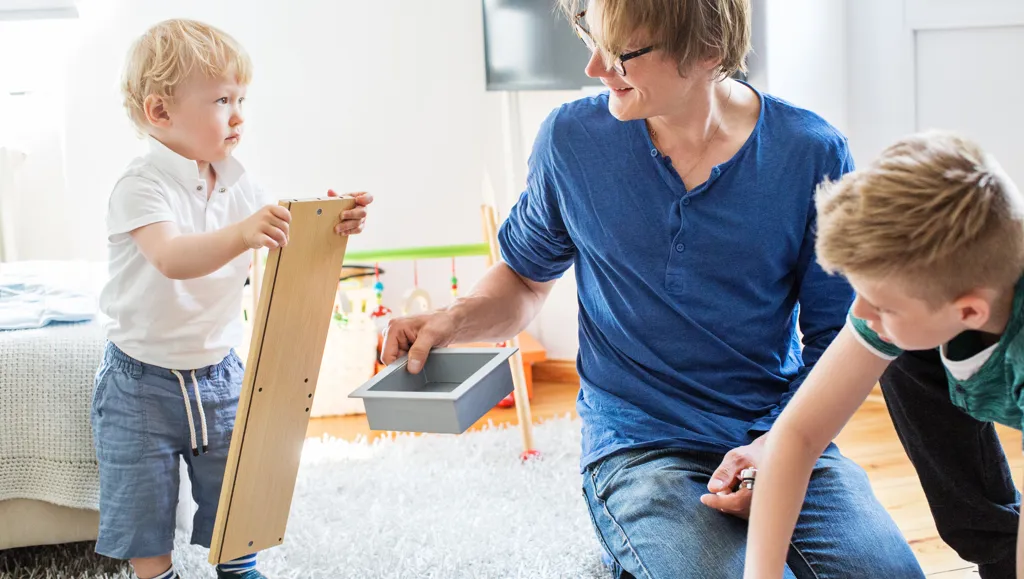 mann og to barn leker