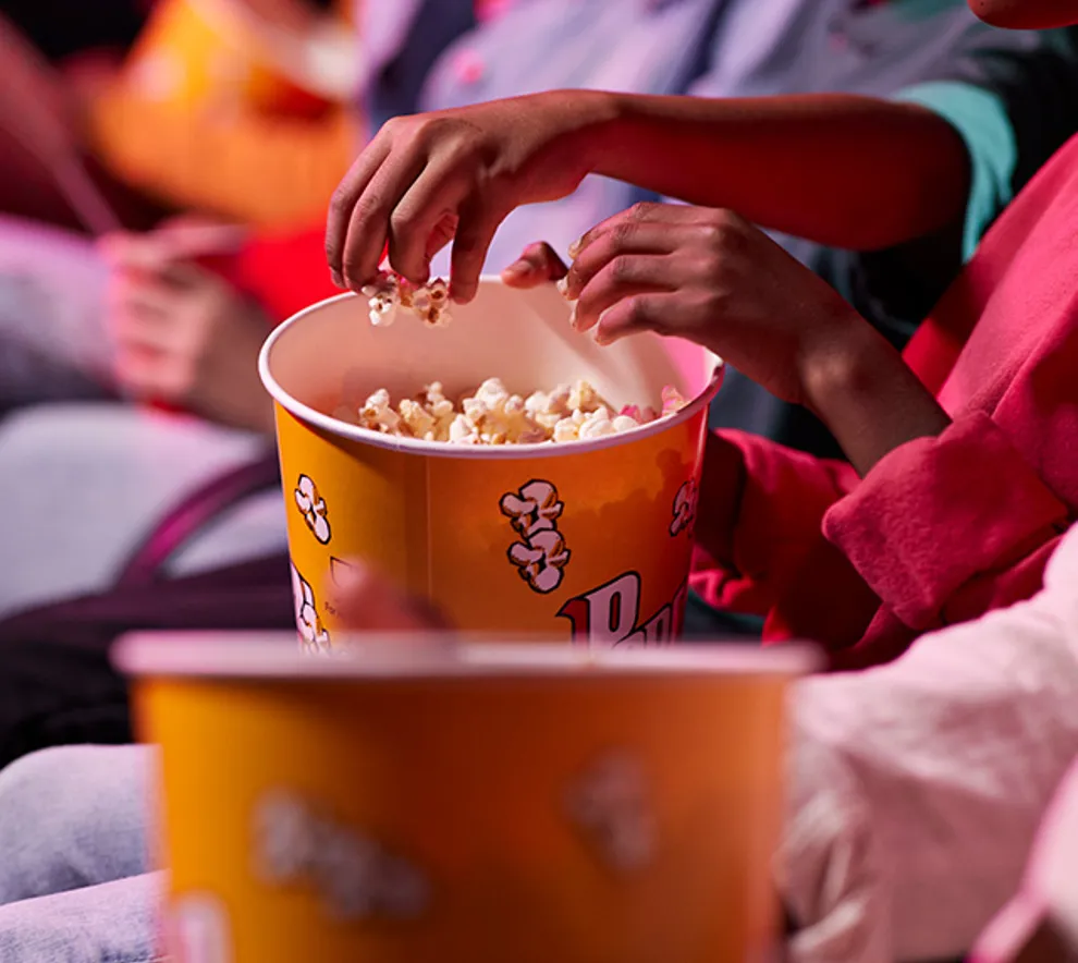 Personer som spiser popcorn