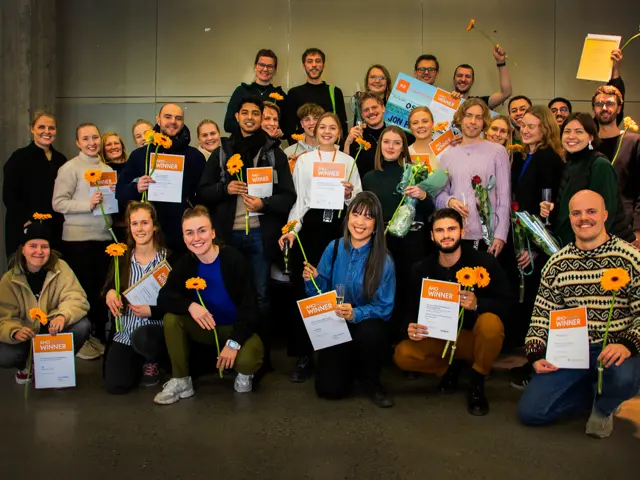 En stor gruppe unge mennesker med diplomer