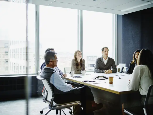 Tekna-gruppe på arbeidsplassen i forhandling med ledelsen