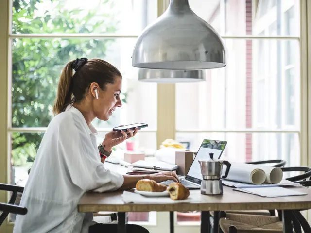 Illustrasjonsbilde av en ung kvinne på hjemmekontoret