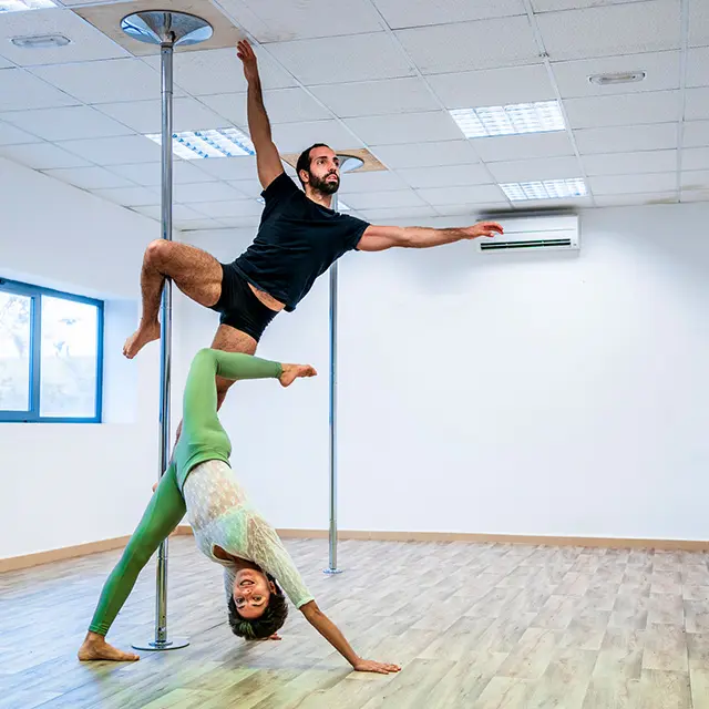 Mann og  dame som danser på en stang.