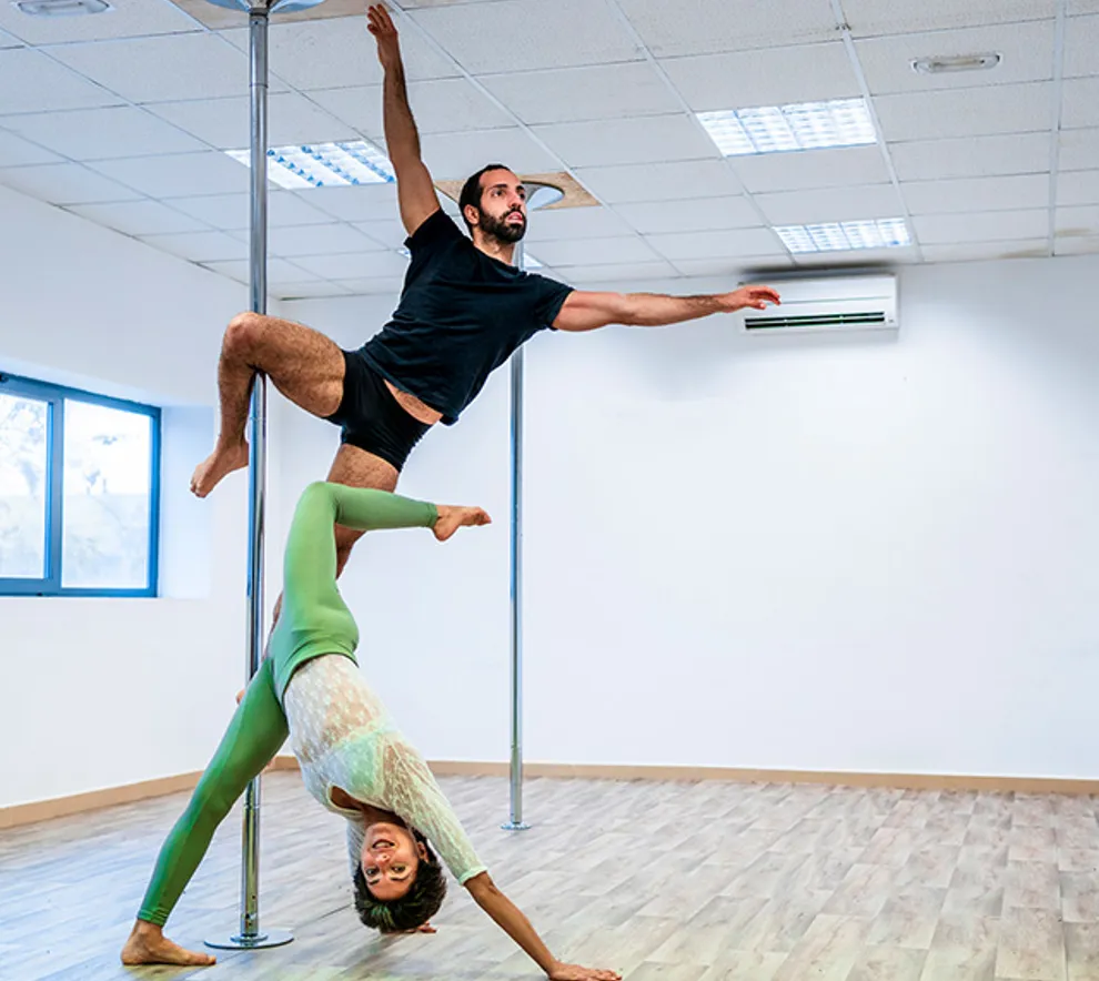Mann og dame som danser på en stang.