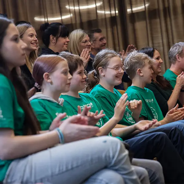 Barn som klapper i sal