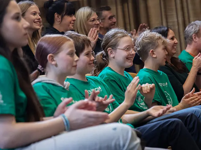 Barn som klapper i sal