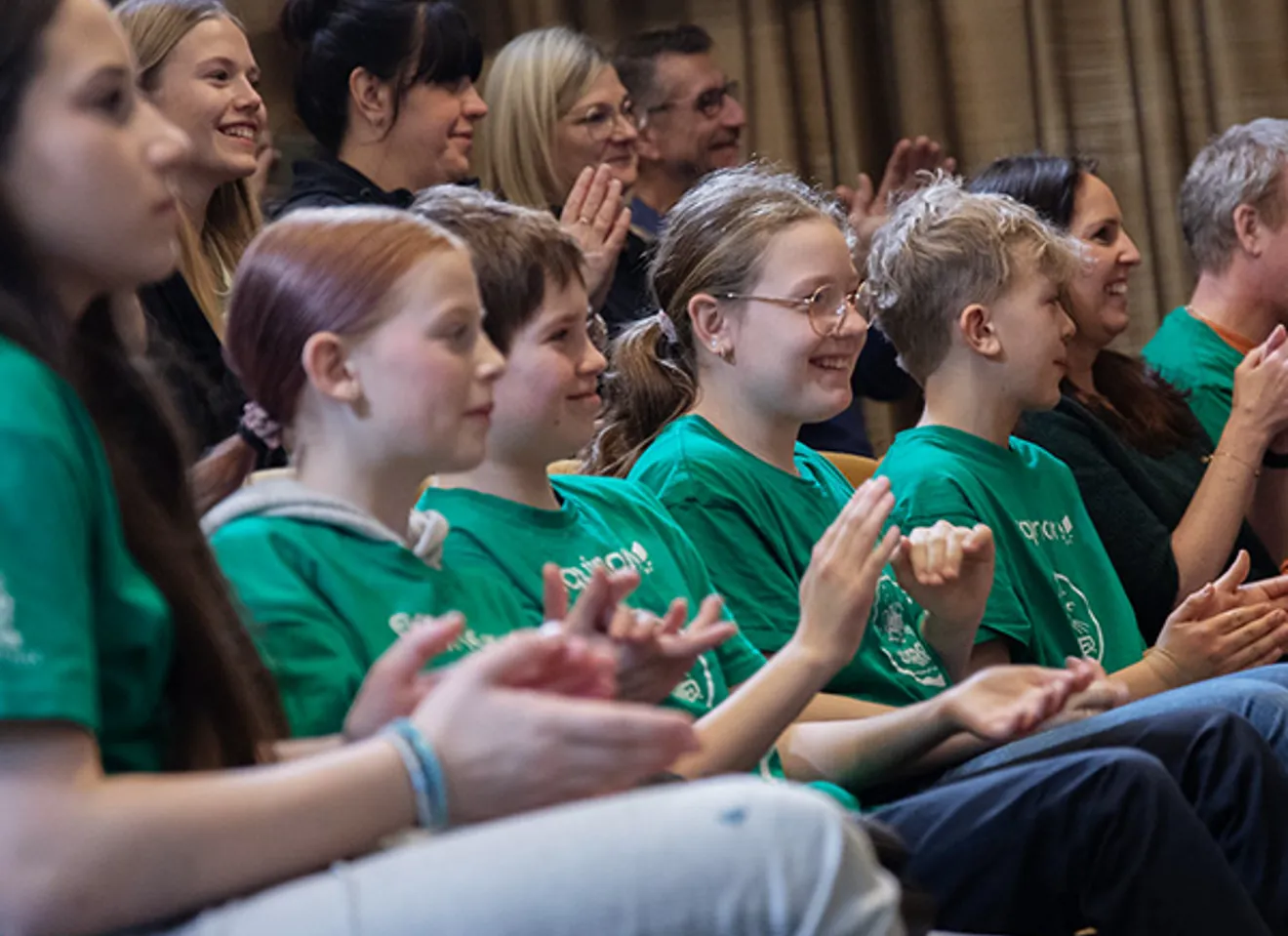 Barn som klapper i sal