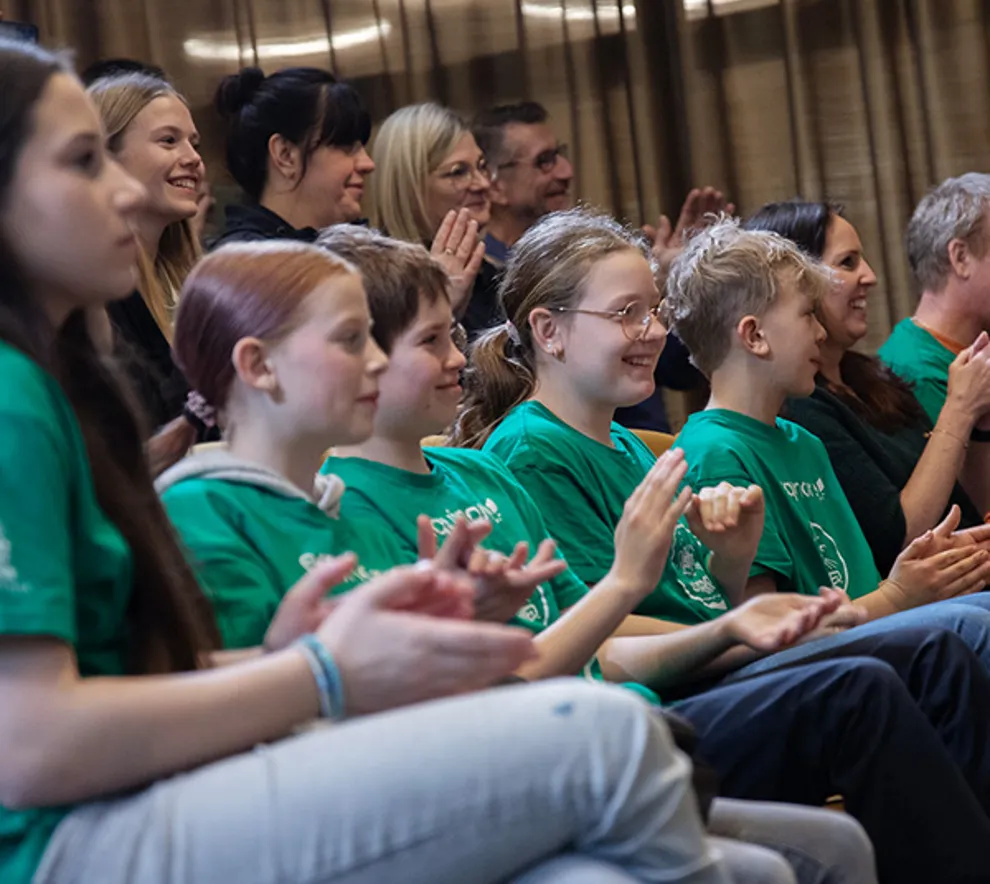 Barn som klapper i sal