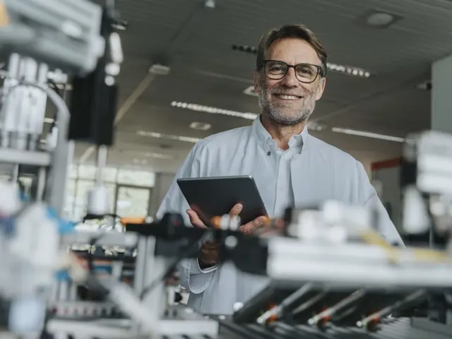 Mann med briller og grålig skjegg i arbeidssituasjon