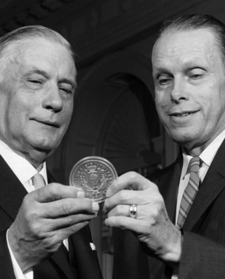 Linkomies og Elvehjelm holder på en medalje