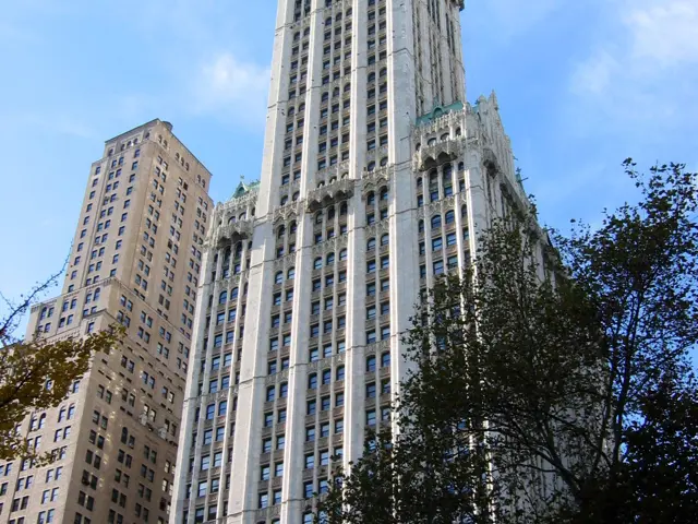 Gammel skyskraper i hvit stein meg mange klassiske detaljer 