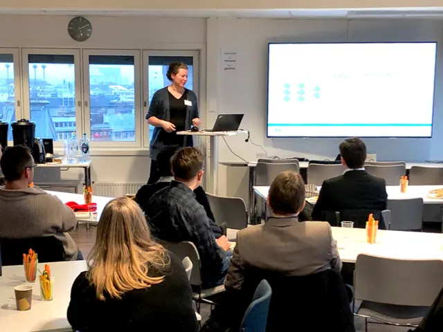 Heidi E. I. Dahl foran publikum