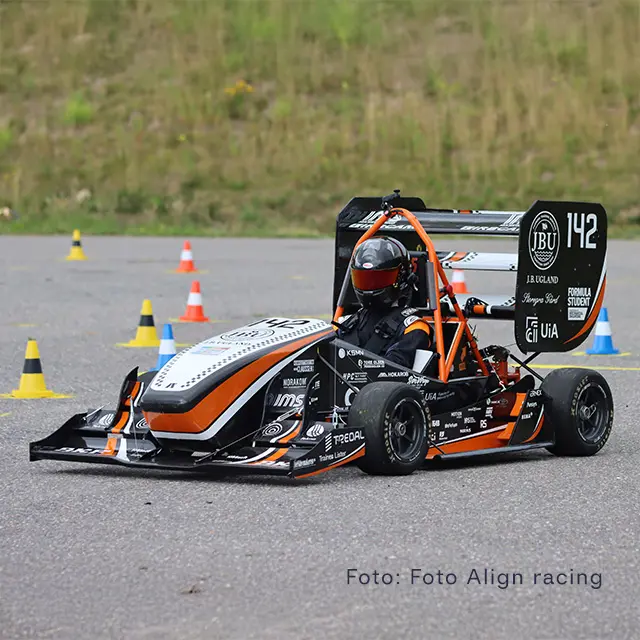 Studentbygd racingbil på veien