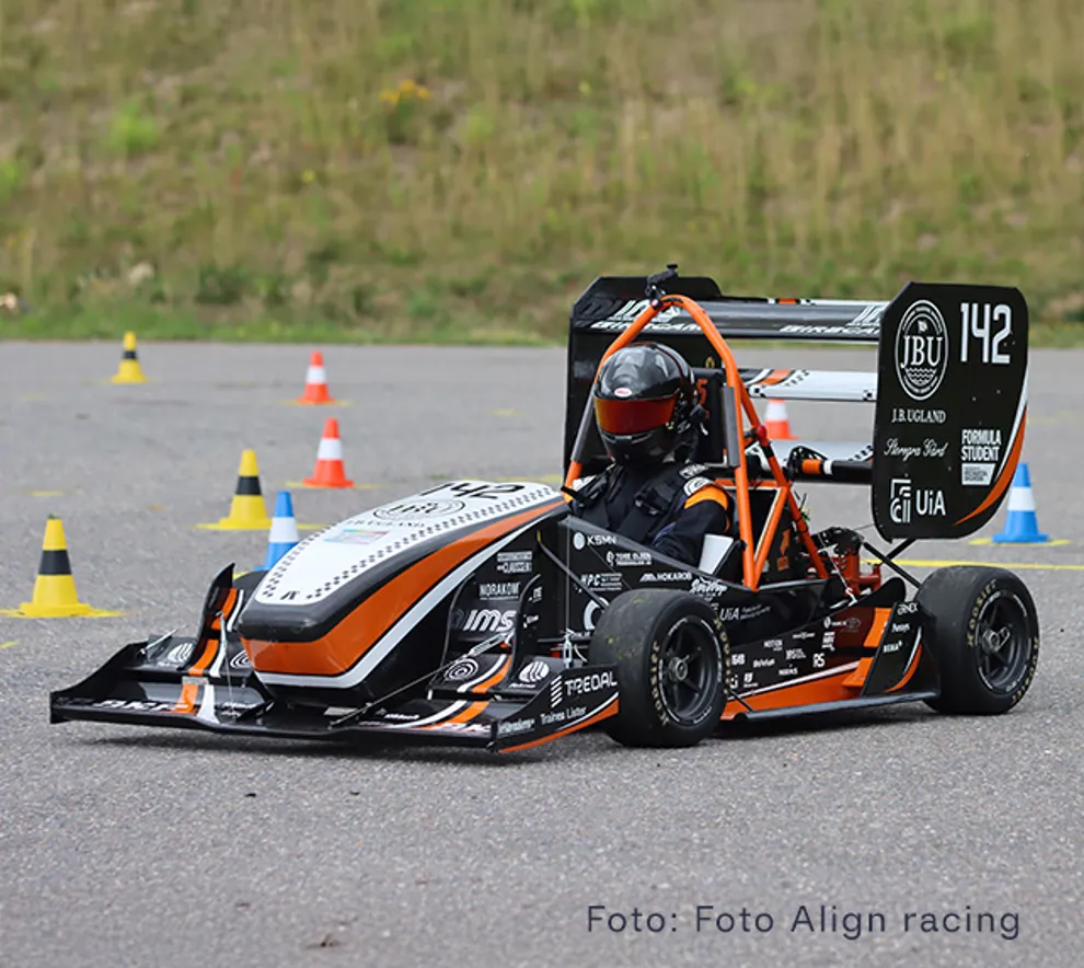 Studentbygd racingbil på veien