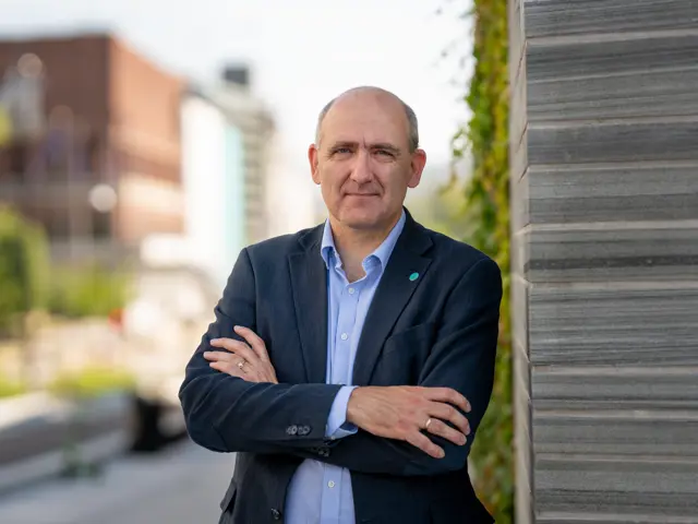 ANders Kvam forhandlingsleder i Tekna står opp mot en vegg 