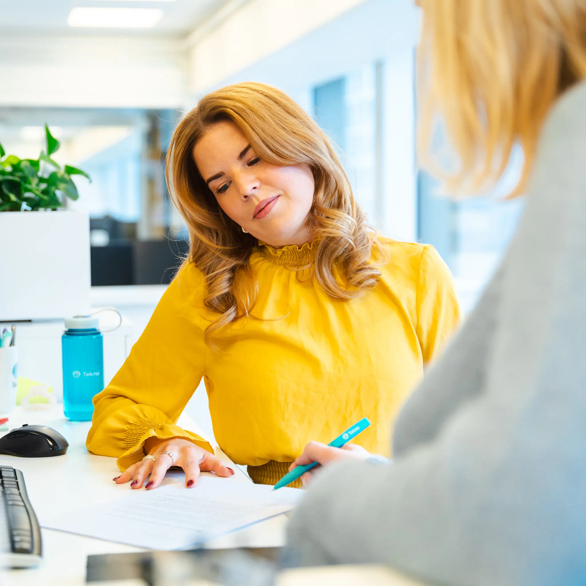 Ung kvinne i samtale med kollega