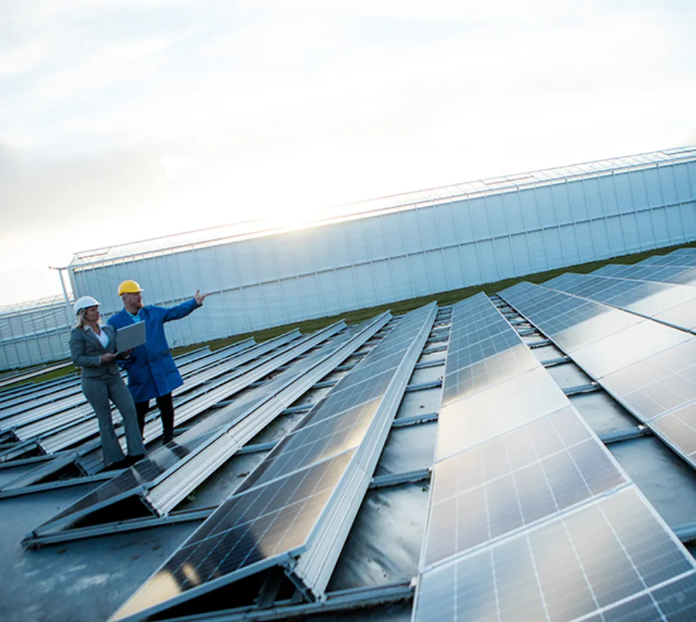 Industribygg med solcelletak blir inspisert av to ledere