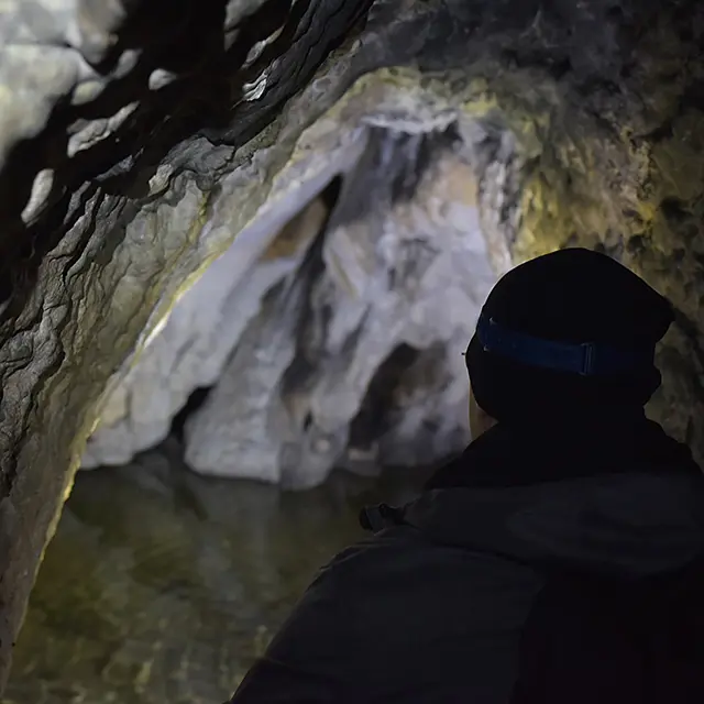 Person på vei inn i en grotte