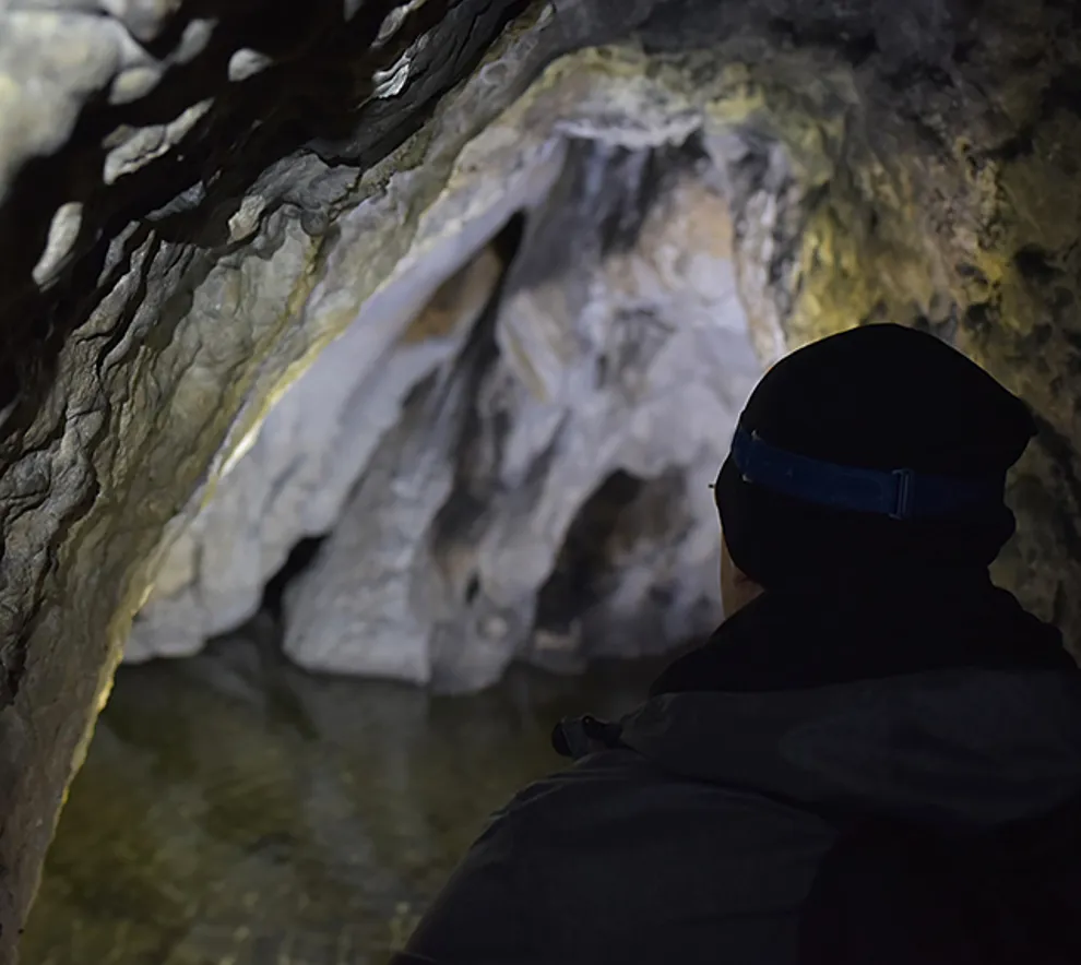 Person på vei inn i en grotte