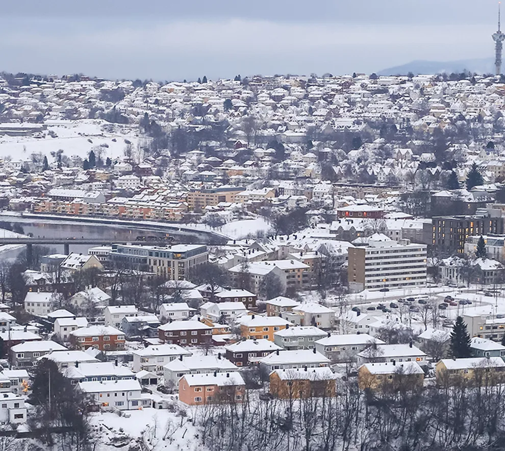 Dronefoto over Nidelva i Trondheim vinterstid