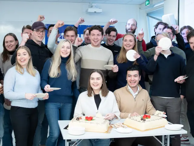 Jublende studenter med kake