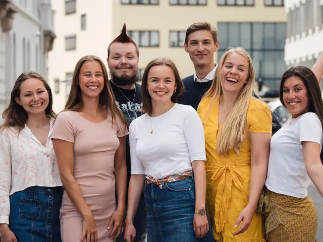 7 studenter står sammen utenfor Ingeniørens hus