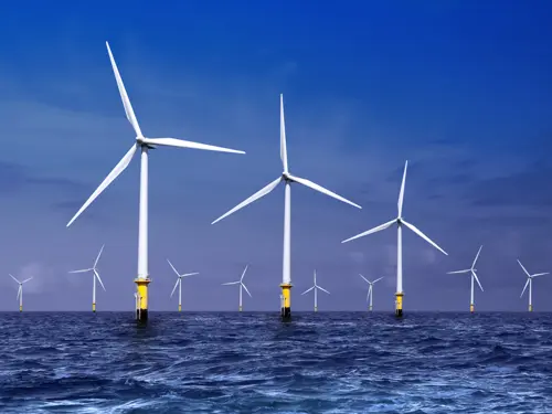 Bilde av vindkraftverk offshore