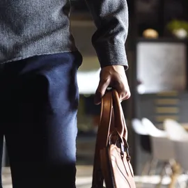 Illustrasjonsbilde av en mann som holder en bag