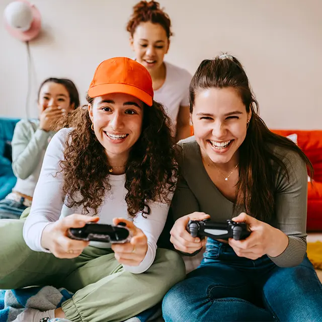 Venner som spiller playstation