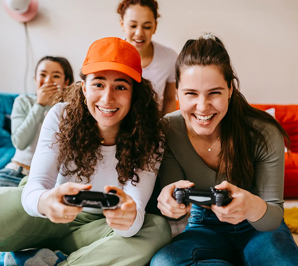 Venner som spiller playstation