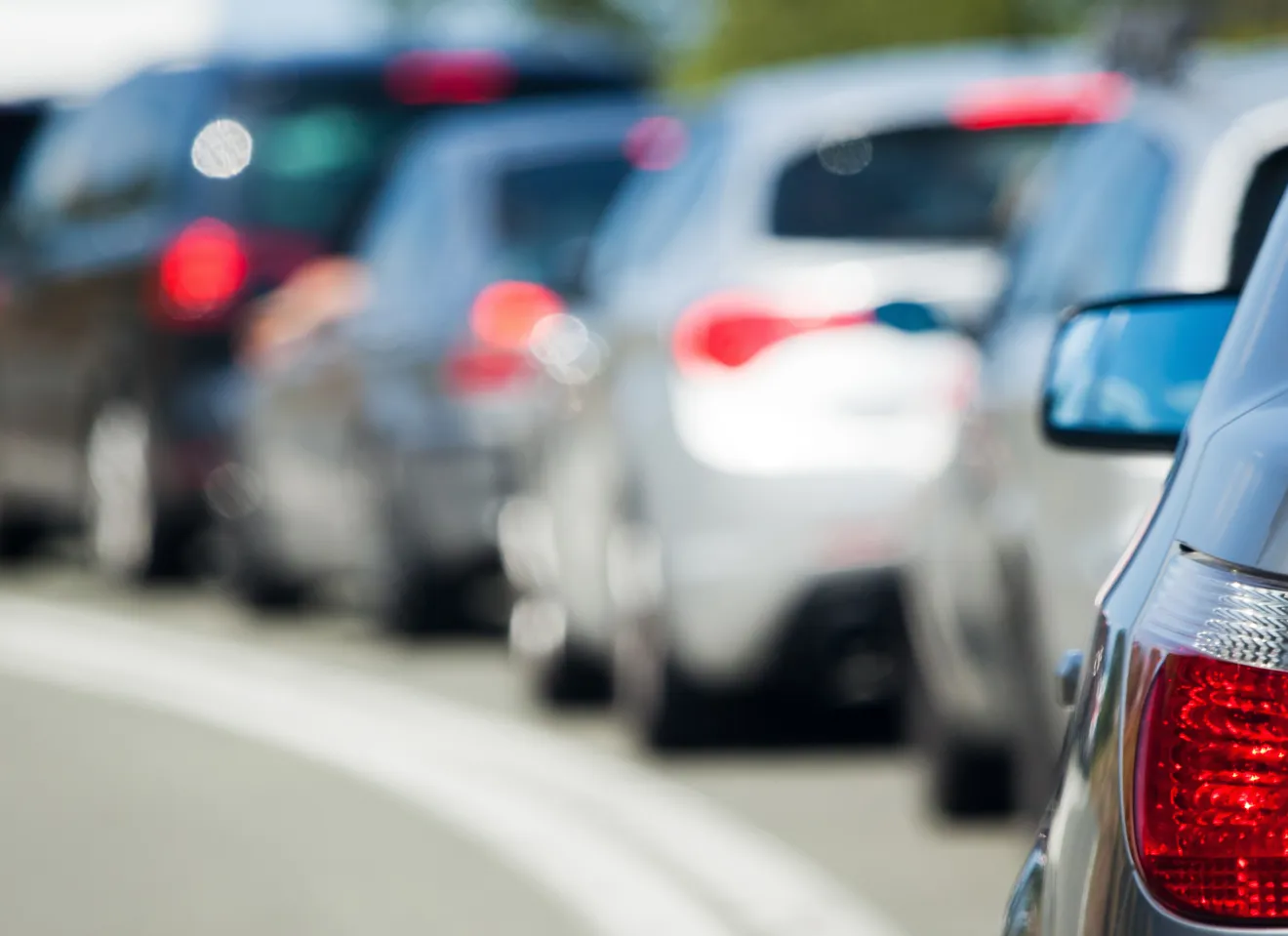 Illustrasjonsbilde av biler i kø