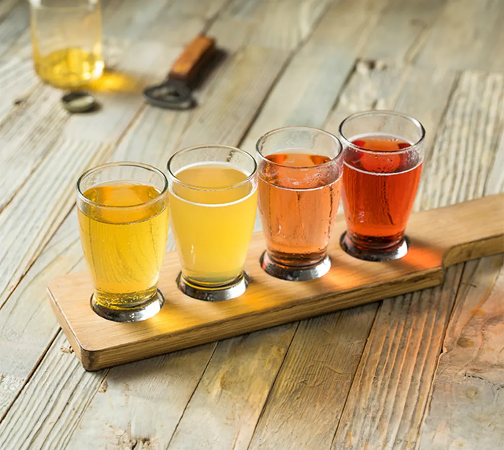 Fat med glass med ulik drikke