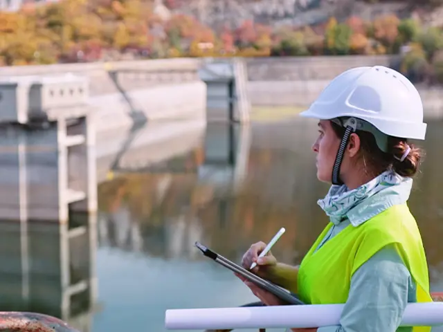 Kvinne som jobber på vannverk