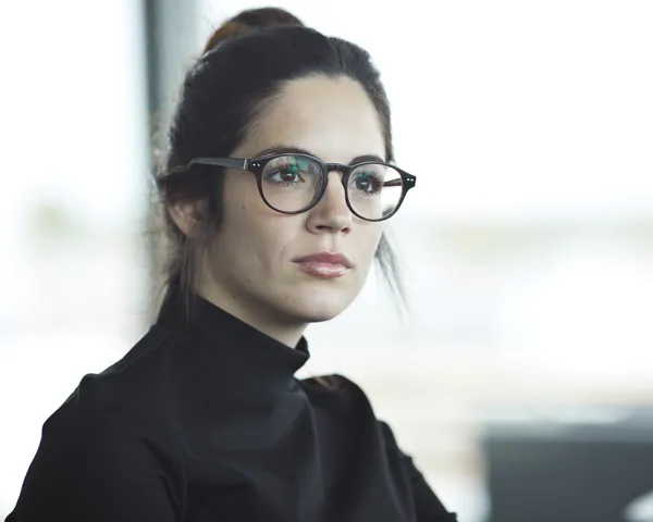 En ung kvinne med briller