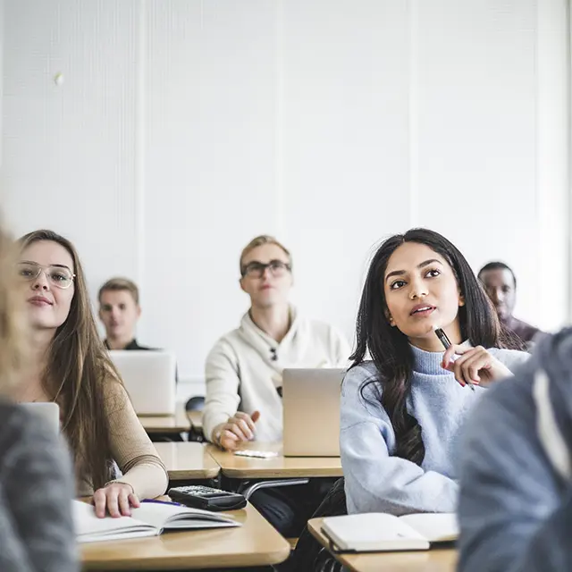 Studenter som følger med under forelesning