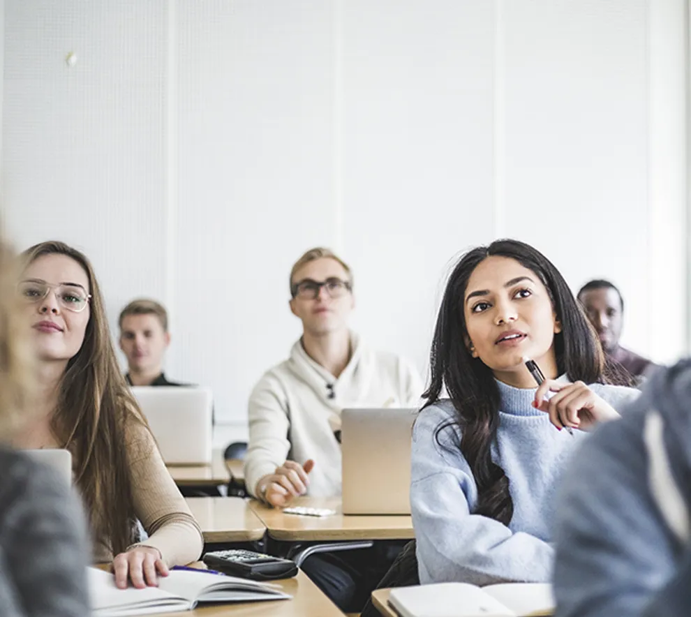 Studenter som følger med under forelesning