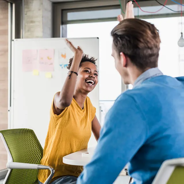 To kollegaer som high fiver