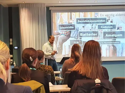 Torbjørn Steensrud holder foredrag foran publikum i en sal