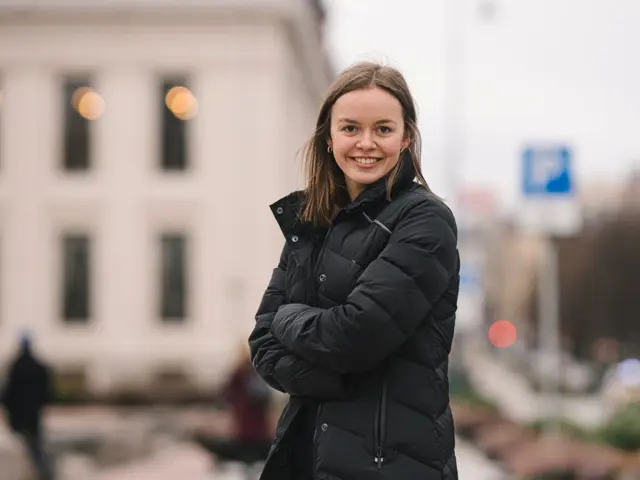 Rebekka Lie ute og smiler