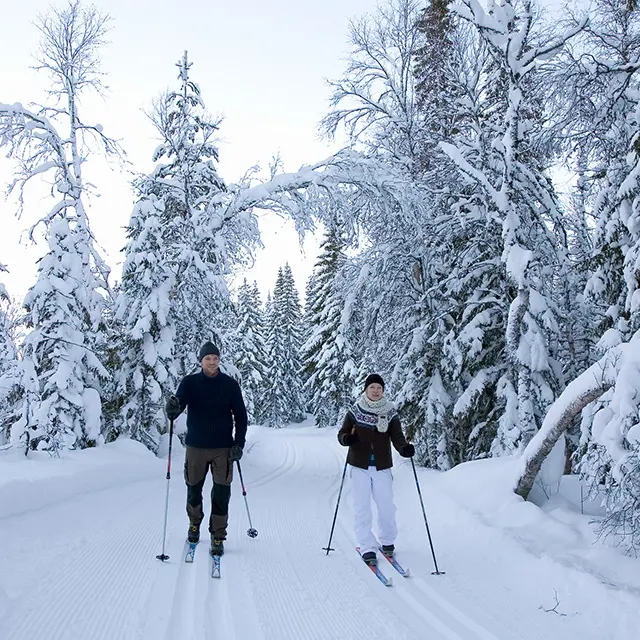 To personer som står på ski