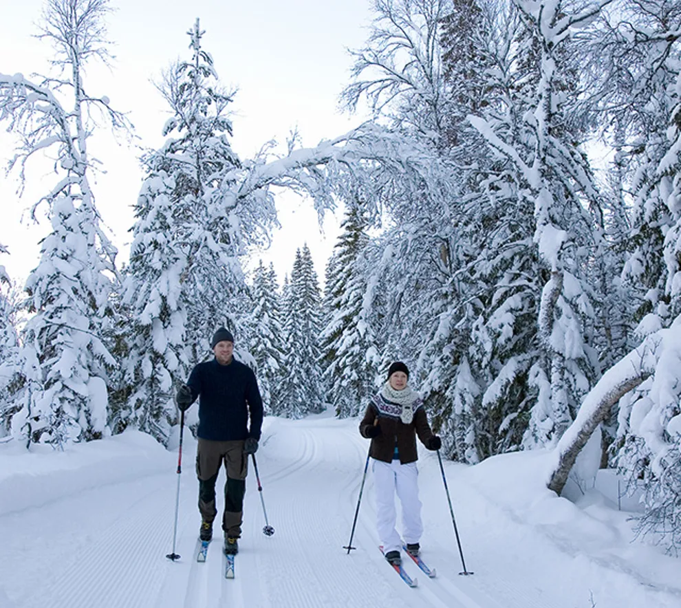 To personer som står på ski
