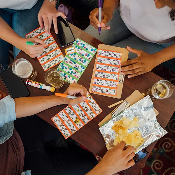 Venner som spilller bingo