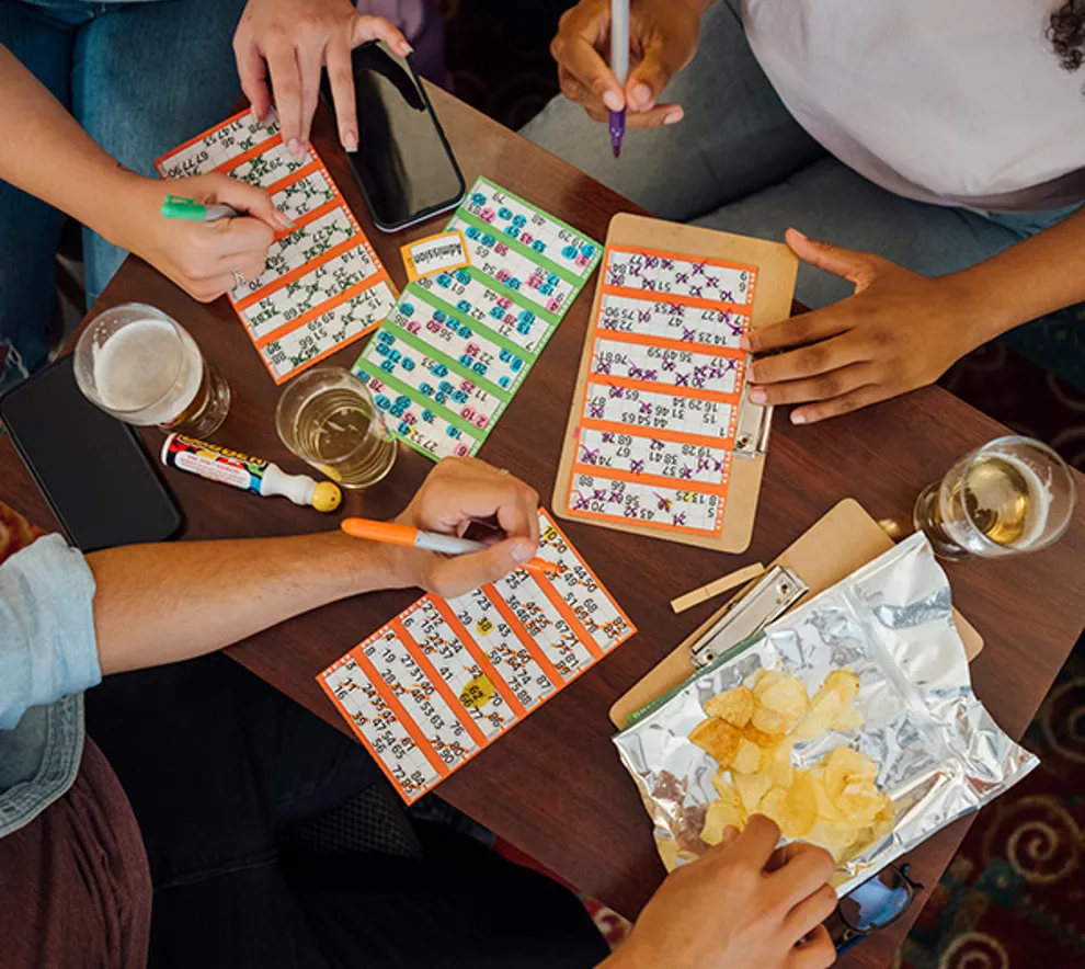 Venner som spilller bingo