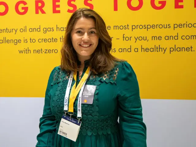 Bildet av Ukas medlem, kvinne som ser i kamera