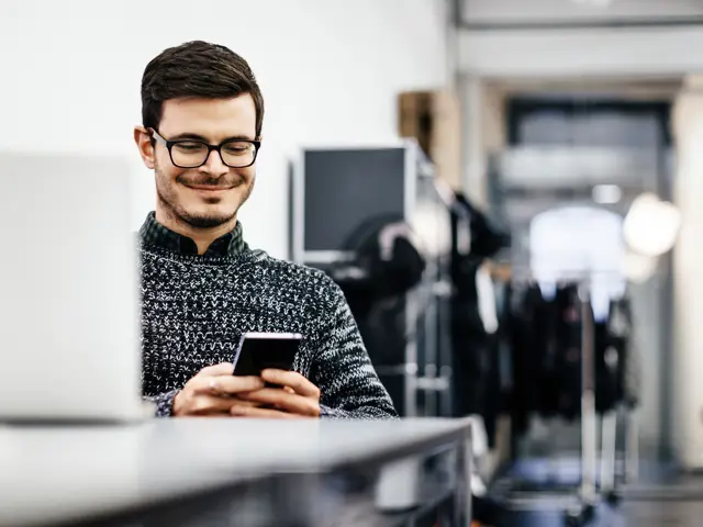 Gleden av å se på mobilen når man har mottatt bonus fra jobben 