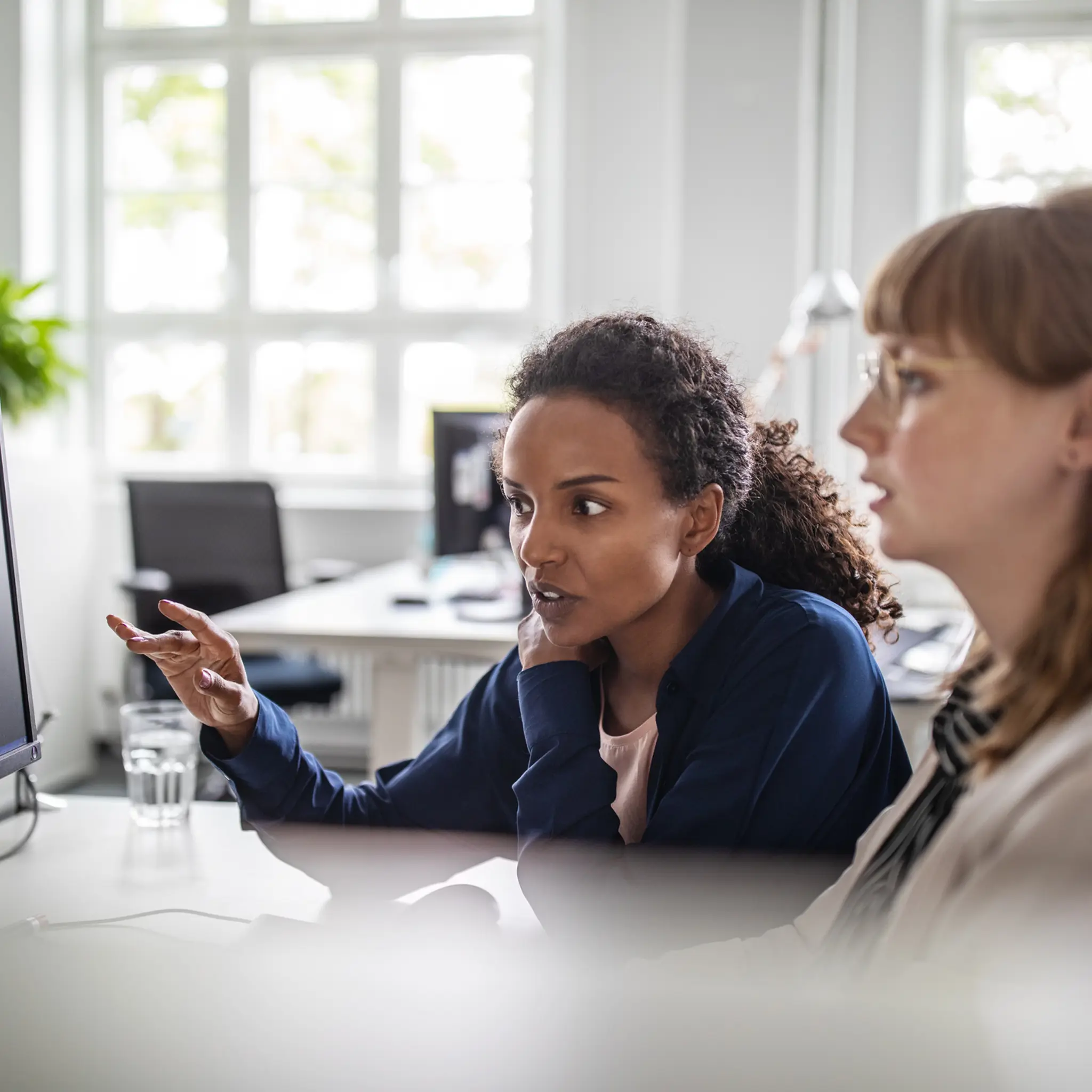 Illustrasjonsbilde av to kvinner foran en datamaskin