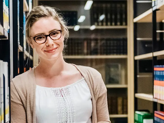 smilende ung dame i arkiv